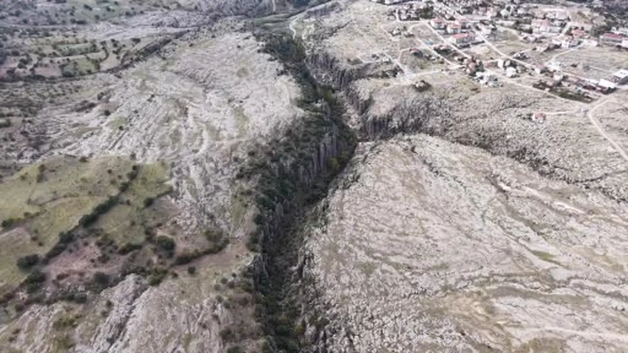 Manastır Vadisi kayadan oyma evleri ve doğal güzellikleriyle ilgi çekiyor