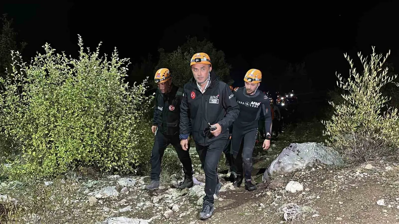 Yazılı Kanyon’da mahsur kalanlara dron ile ulaştırılan telsiz, kurtuluşun habercisi oldu
