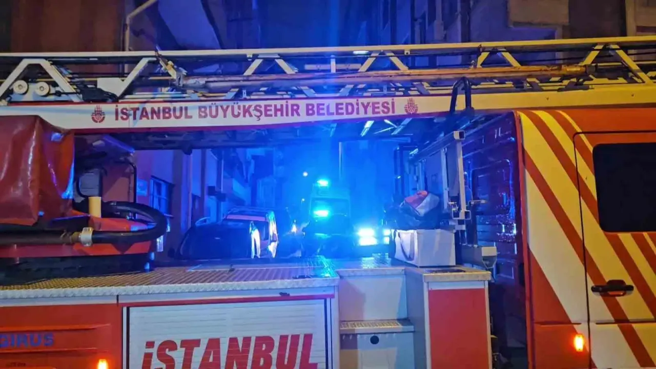 Kağıthane’de 5 katlı binanın çatısı alev alev yandı