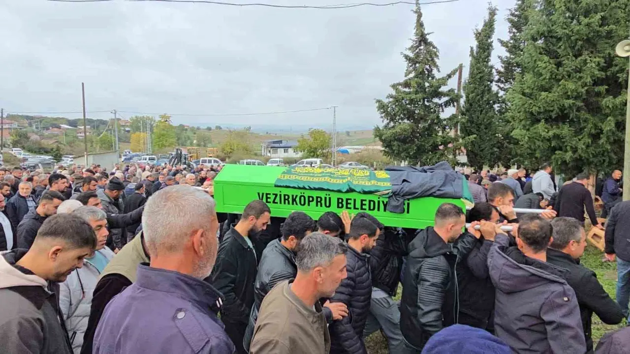 İstanbul’da iş kazasında ölen genç, Samsun’da toprağa verildi