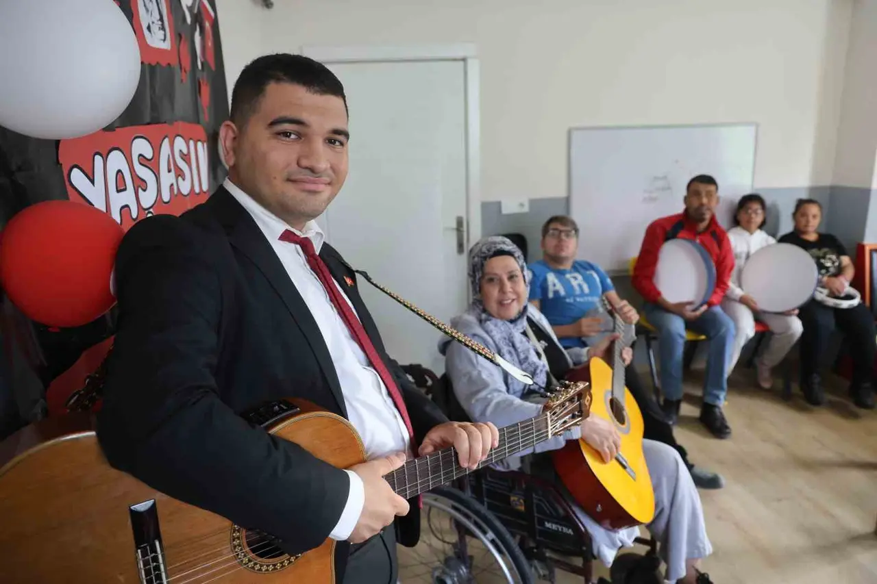 Çocukluğunda oyuncak gitarla müziğe ilgisi başlayan otizmli Ertuğrul, özel bireylere müzik eğitimi vermeye başladı