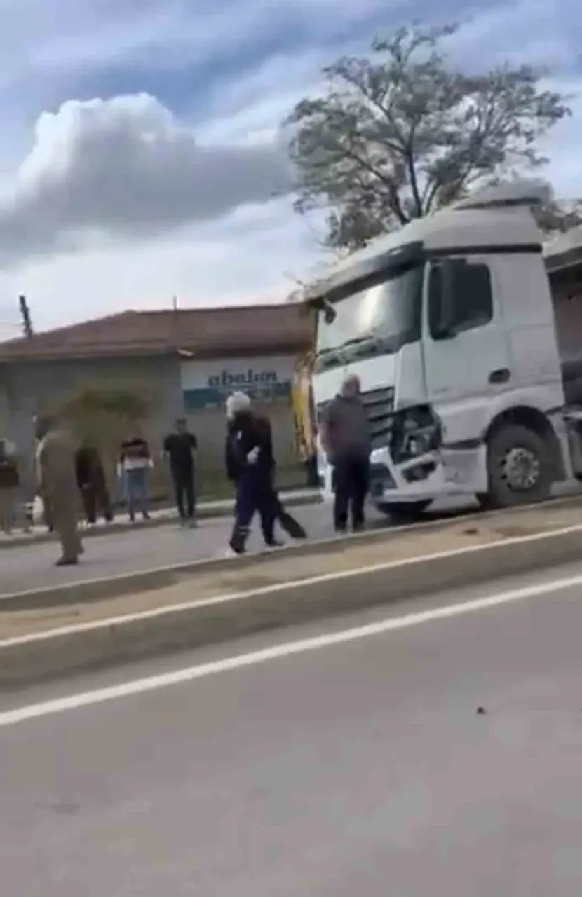 Ankara’da kamyon ile otomobil çarpıştı: 3 yaralı