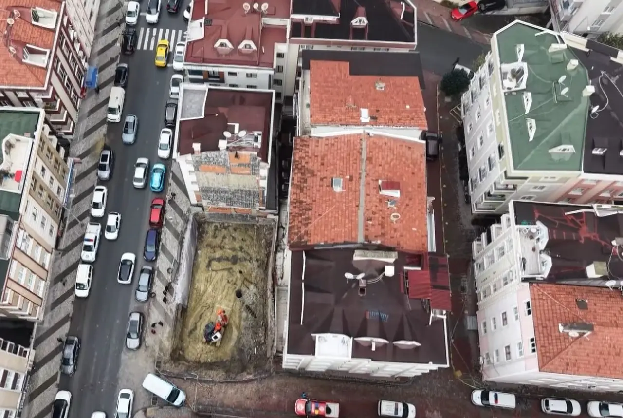 Bahçelievler’de zemininde çökme olan binalar dronla havadan görüntülendi