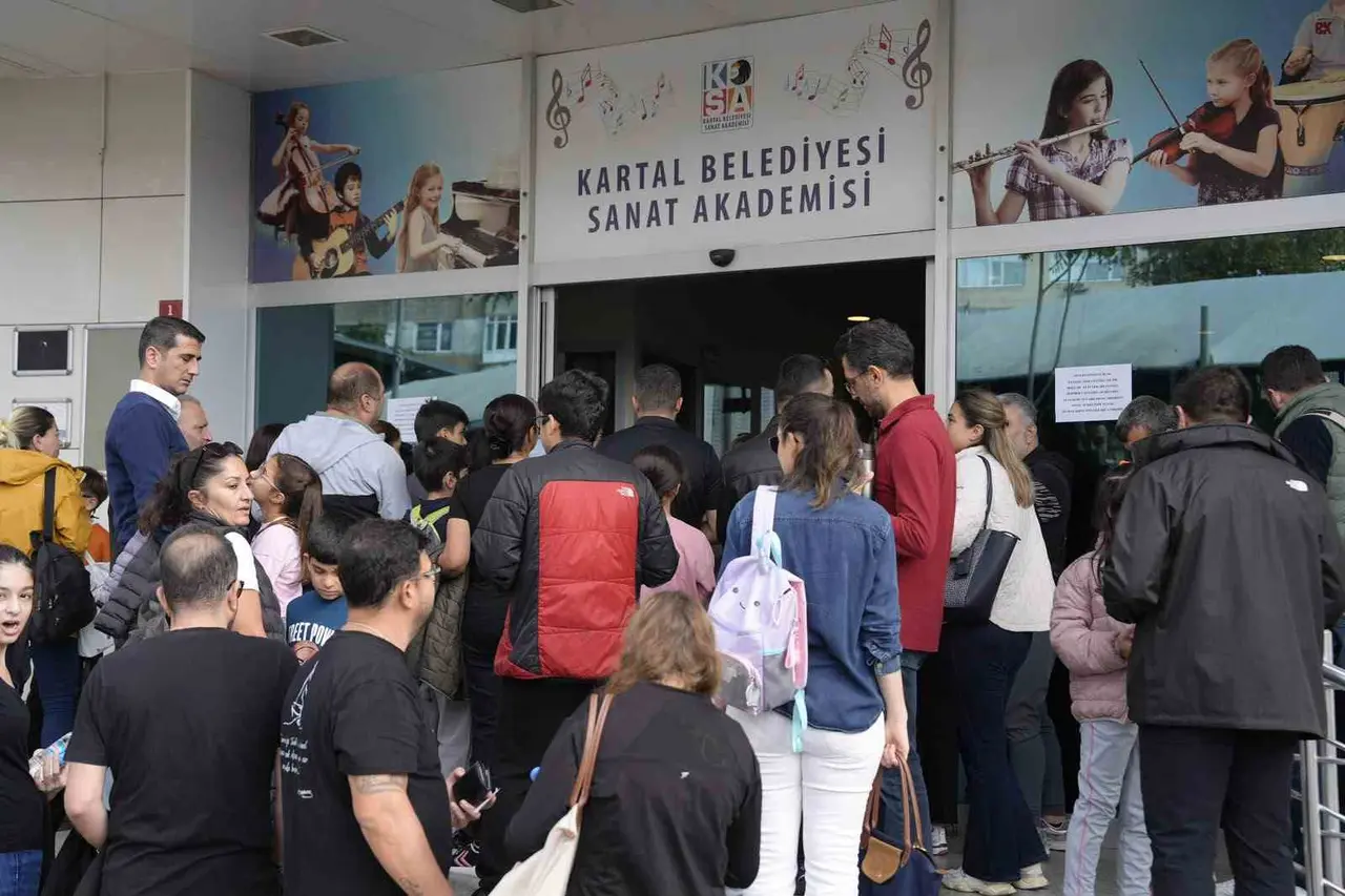 Kartal’da genç yetenekler sanatla geleceğe hazırlanıyor: Kartal Belediyesi Sanat Akademisi’nde sınav günü heyecanı