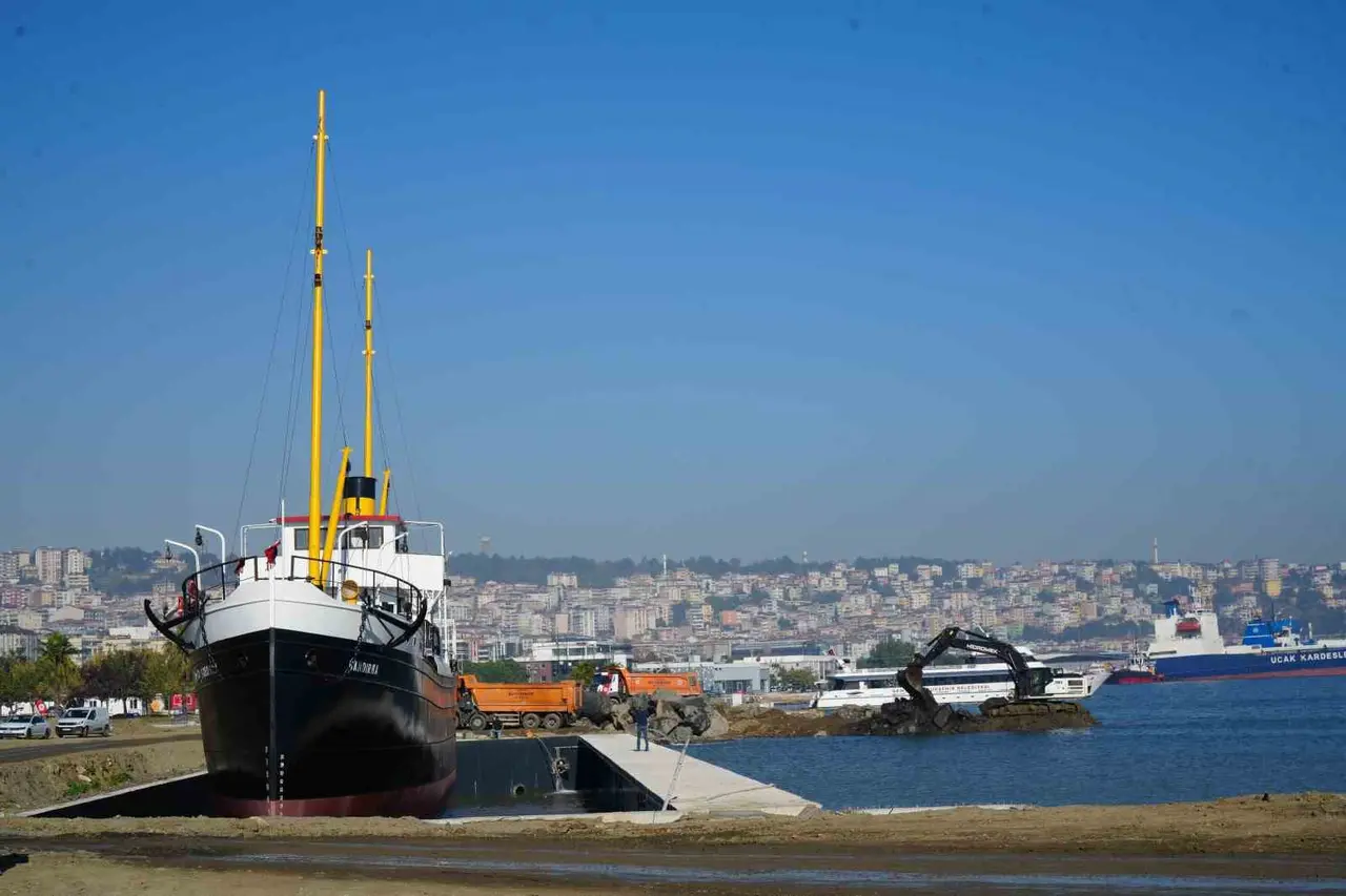 Karadan yürütülen Bandırma Vapuru Müzesi’nin yeni yerinde çalışmalar sürüyor