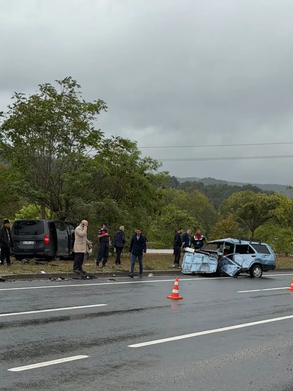 Yalova’da otomobilin ikiye bölündüğü kaza kamerada