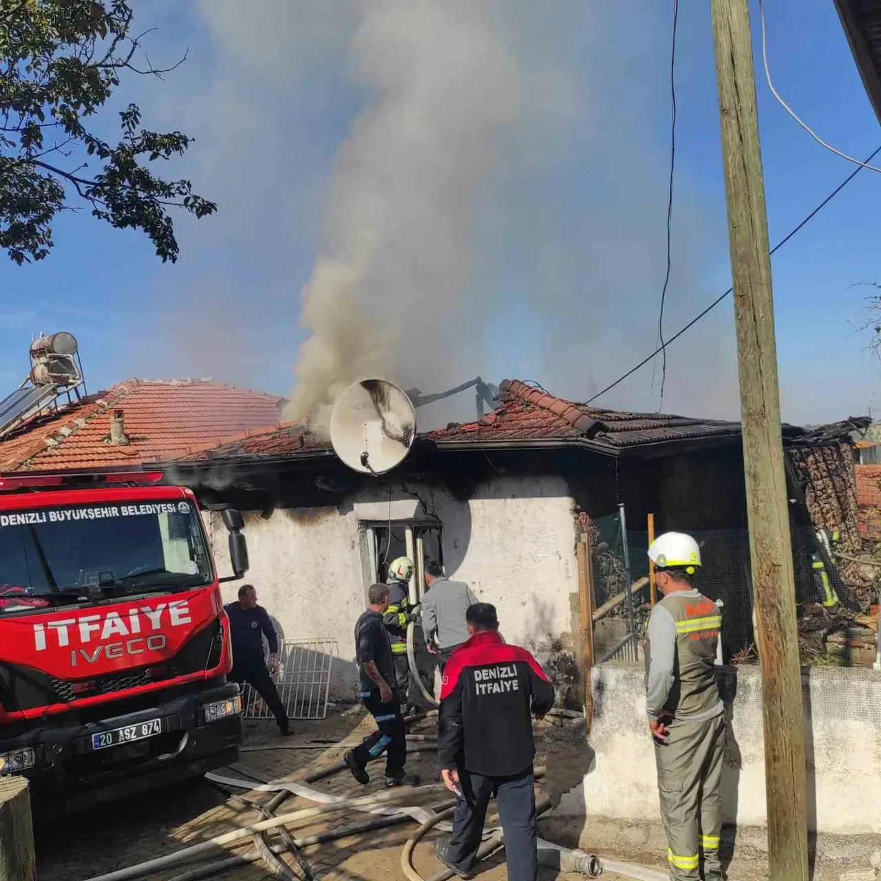Alevlerin sardığı ev kullanılamaz hale geldi