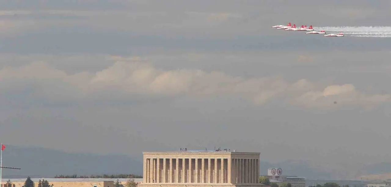 Türk Yıldızları’ndan Ankara semalarında prova uçuşu