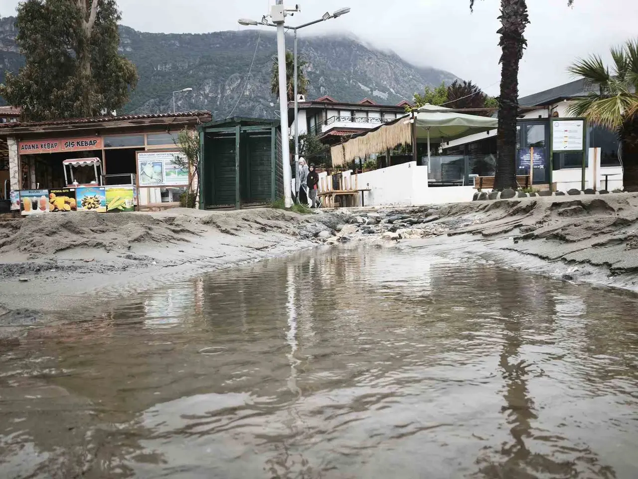 Muğla’da sakin kentin sahili kullanılmaz hale geldi