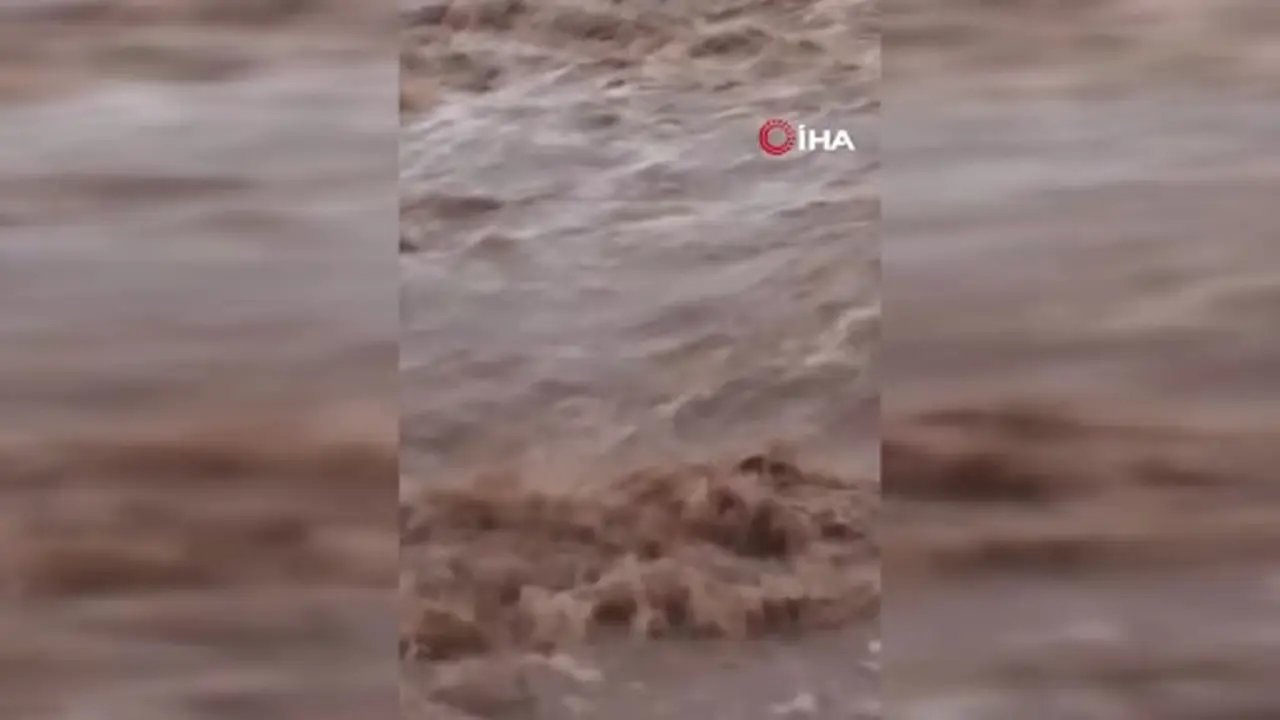 Diyarbakır’da sağanak yağış menfezleri yıktı