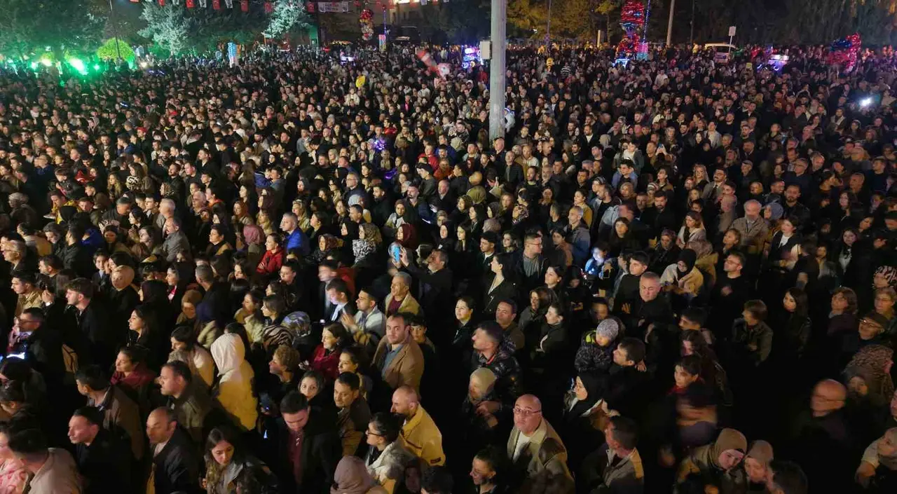 Kırıkkale’de Cumhuriyet Bayramı kutlamalarında Özlem Özdil sahne aldı