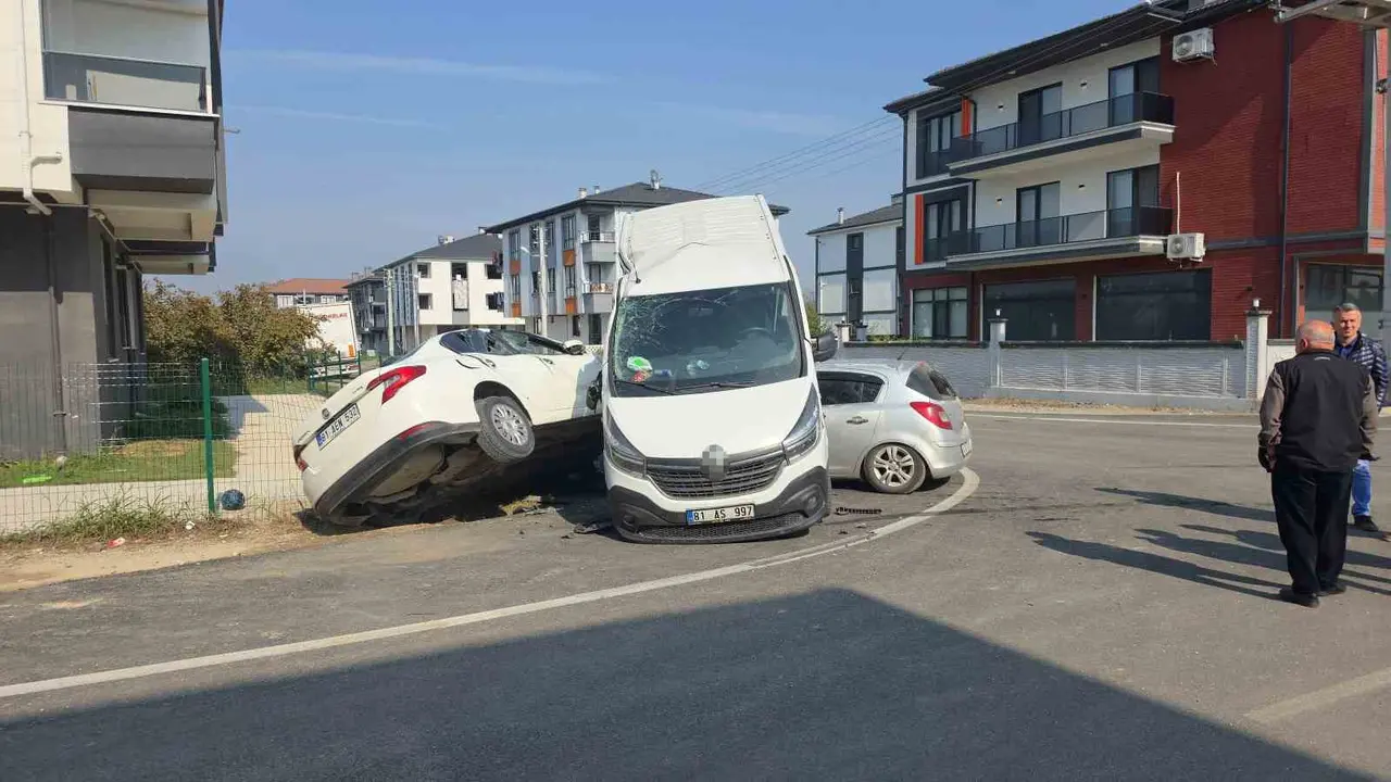 Otomobilin çarptığı minibüs park halindeki aracın üzerine çıktı: 3 yaralı