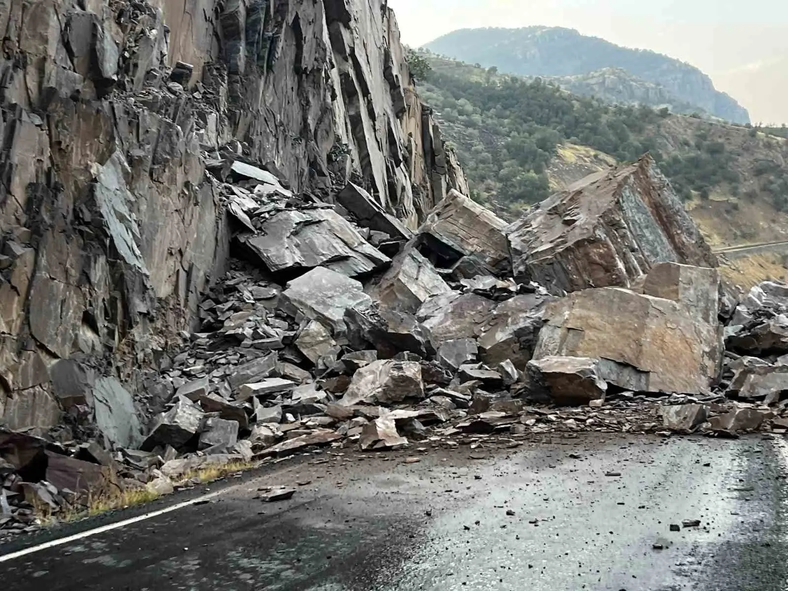 Şırnak-Beytüşşebap yolu, dev kayalar nedeniyle ulaşıma kapandı