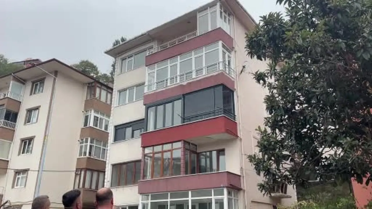 Zonguldak’ta çatlaklar nedeniyle boşaltılan 5 katlı binanın yıkımı başladı