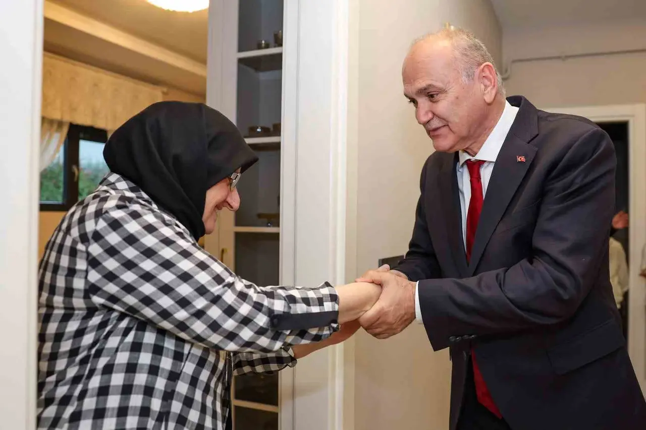 Başkan Özlü’den vefat eden iş adamının ailesine taziye ziyareti