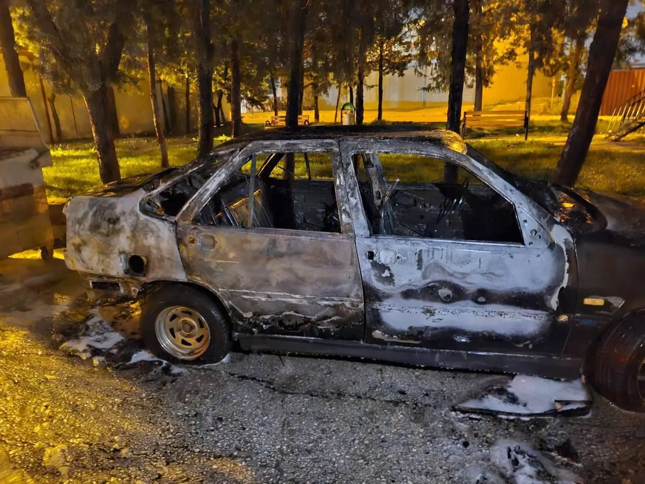Alevlere teslim olan otomobil yanarak kullanılmaz hale geldi