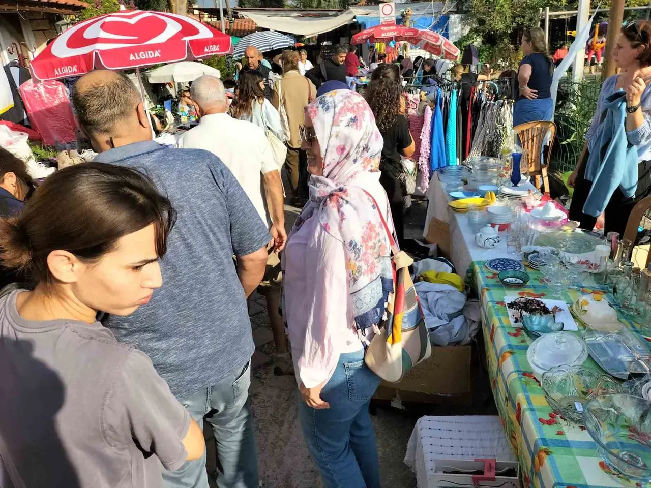 Köyceğiz’de Ekim ayının son Pazar günü ikinci el pazarı kuruldu