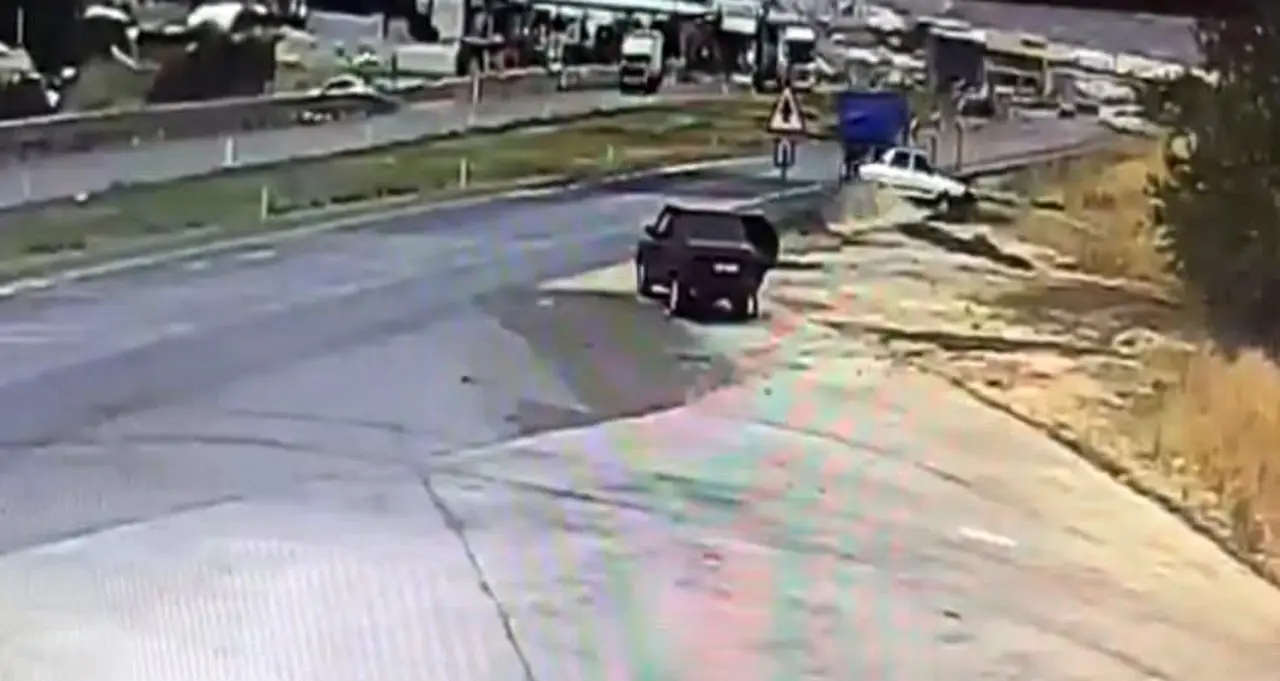 Gaziantep’te kontrolden çıkan araç menfeze uçtu: 2 kişinin yaralandığı kaza kamerada