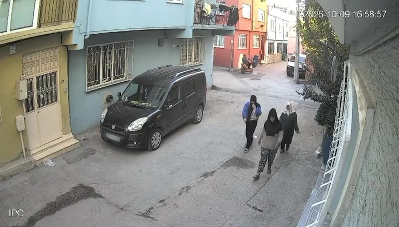 Kapısını film ile açtığı evden ziynet çalan kadın hırsız yakalandı