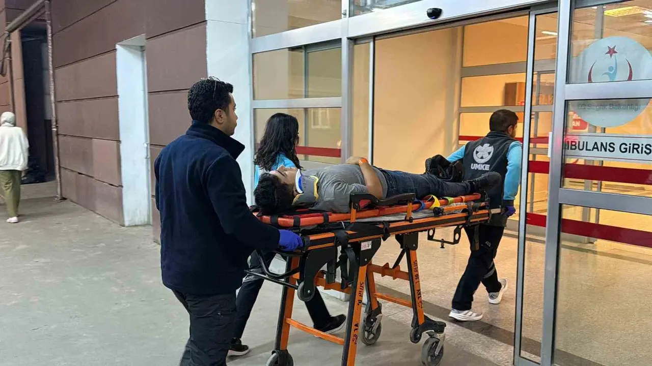 Kayganlaşan yolda devrilen motosikletin sürücüsü yaralandı
