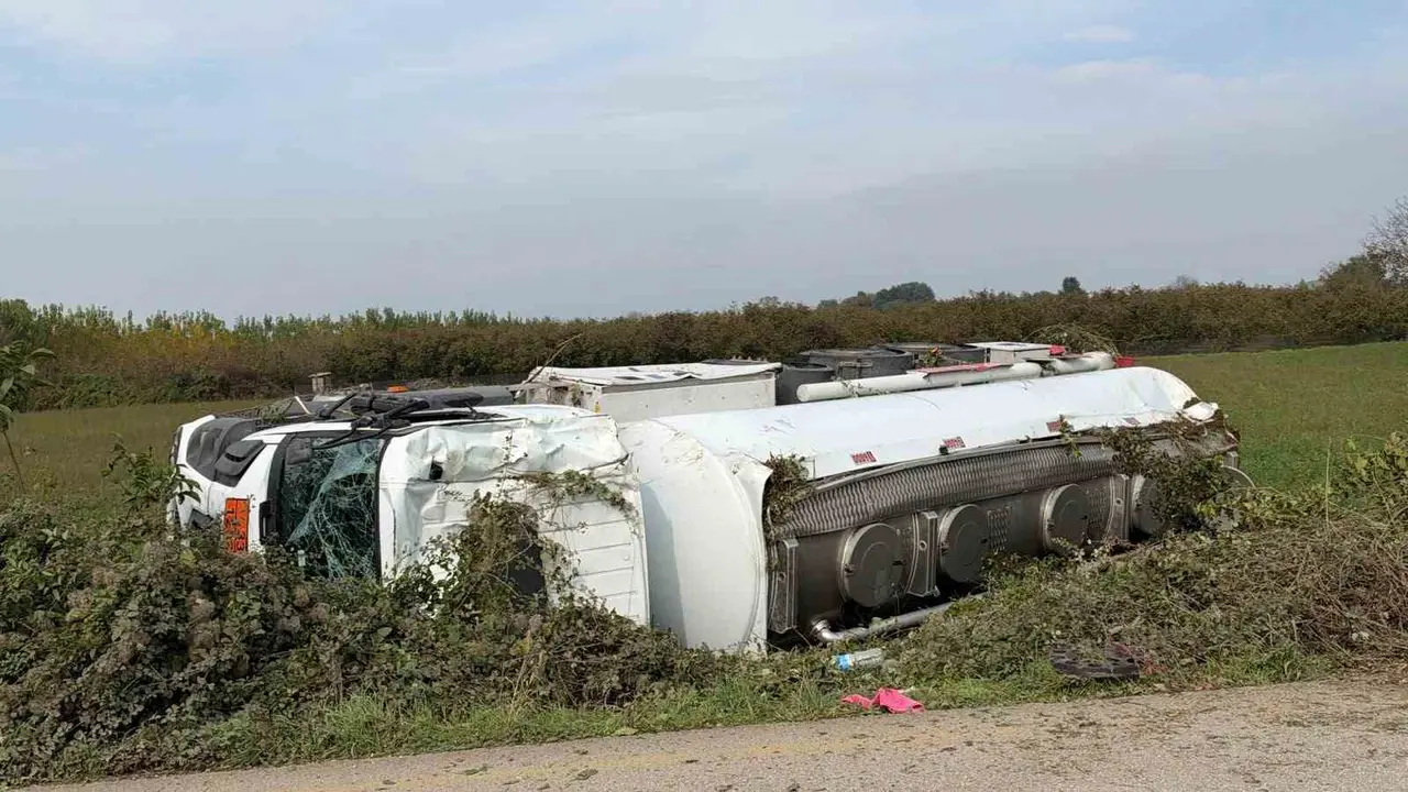Düzce’de akaryakıt yüklü tanker devrildi