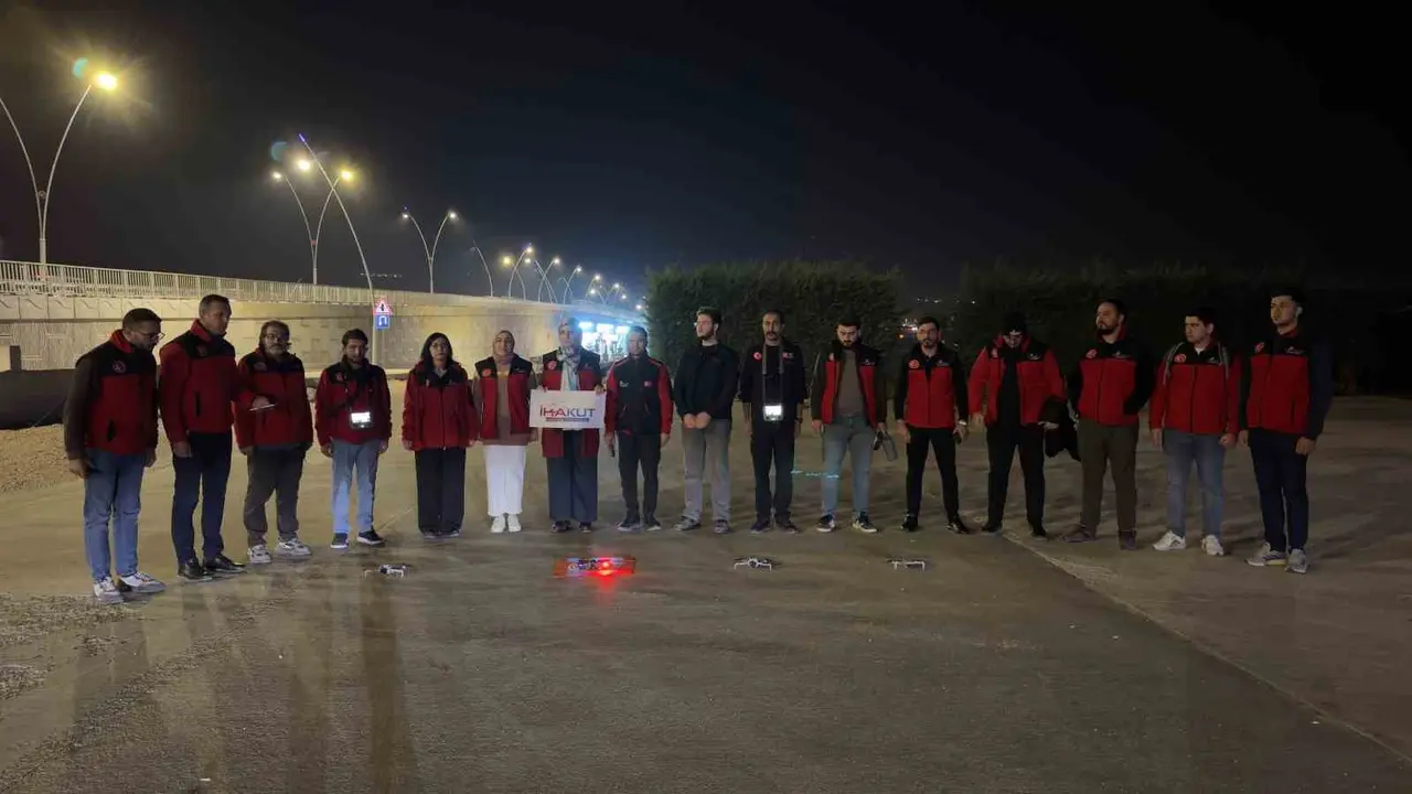 İHAKUT Van ekibinden deprem şehitleri anısına saygı uçuşu