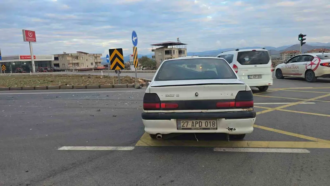Gaziantep’te 2 otomobil çarpışması sonucu maddi hasar meydana geldi