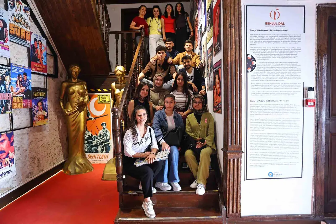 Üniversite öğrencileri Antalya’nın tarihi ve kültürel zenginliklerini keşfettiler