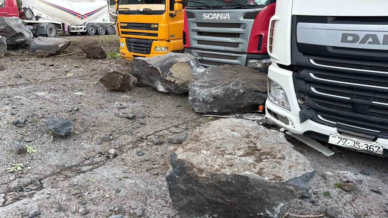Karadeniz Sahil Yolu’nda dev kaya tehlikesi