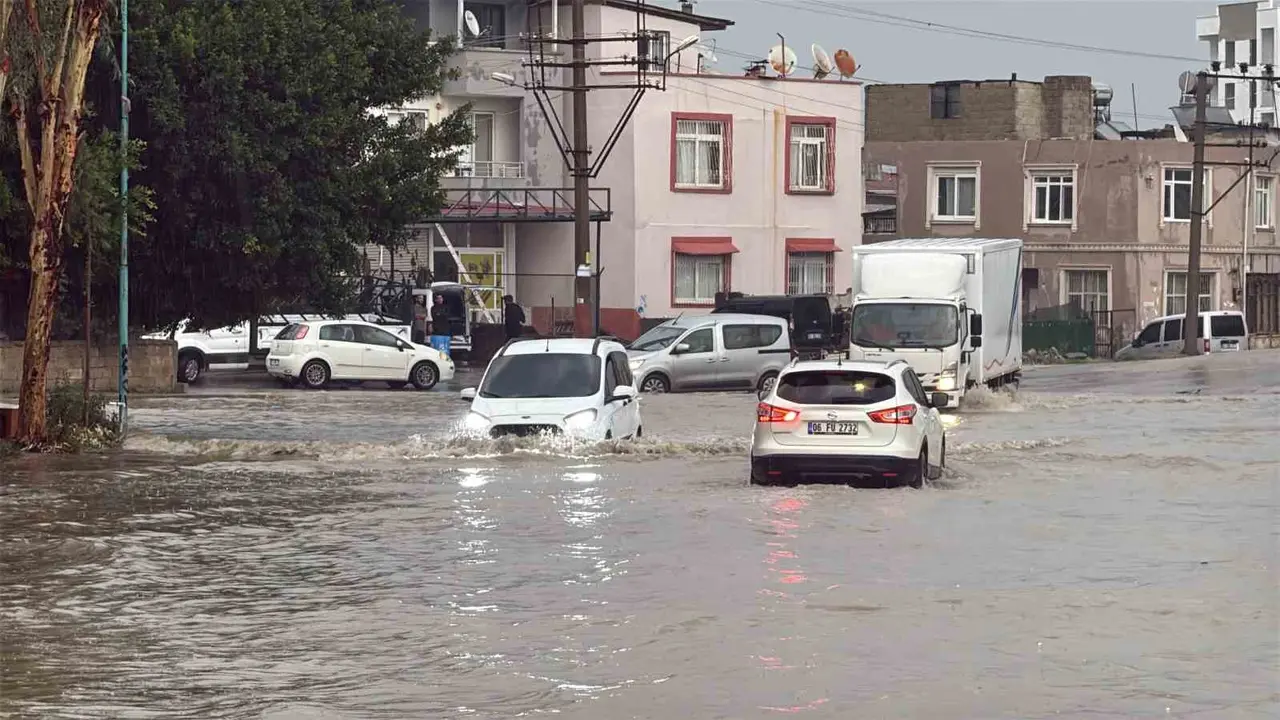Tarsus’ta sağanak yağış hayatı olumsuz etkiledi: Yollar ve site bahçeleri su altında kaldı