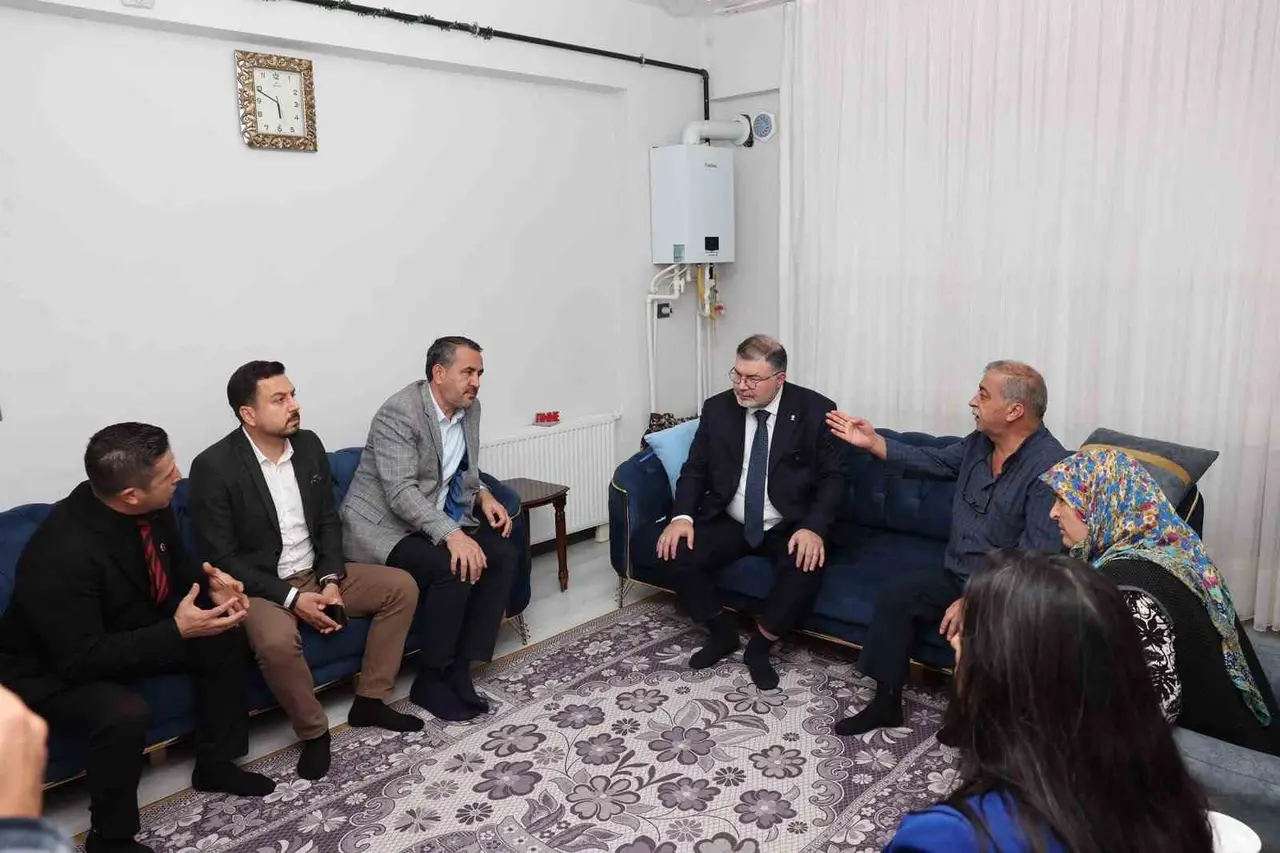 Başkan Saygılı, Bayraklı’da depremzede aileleri ziyaret etti