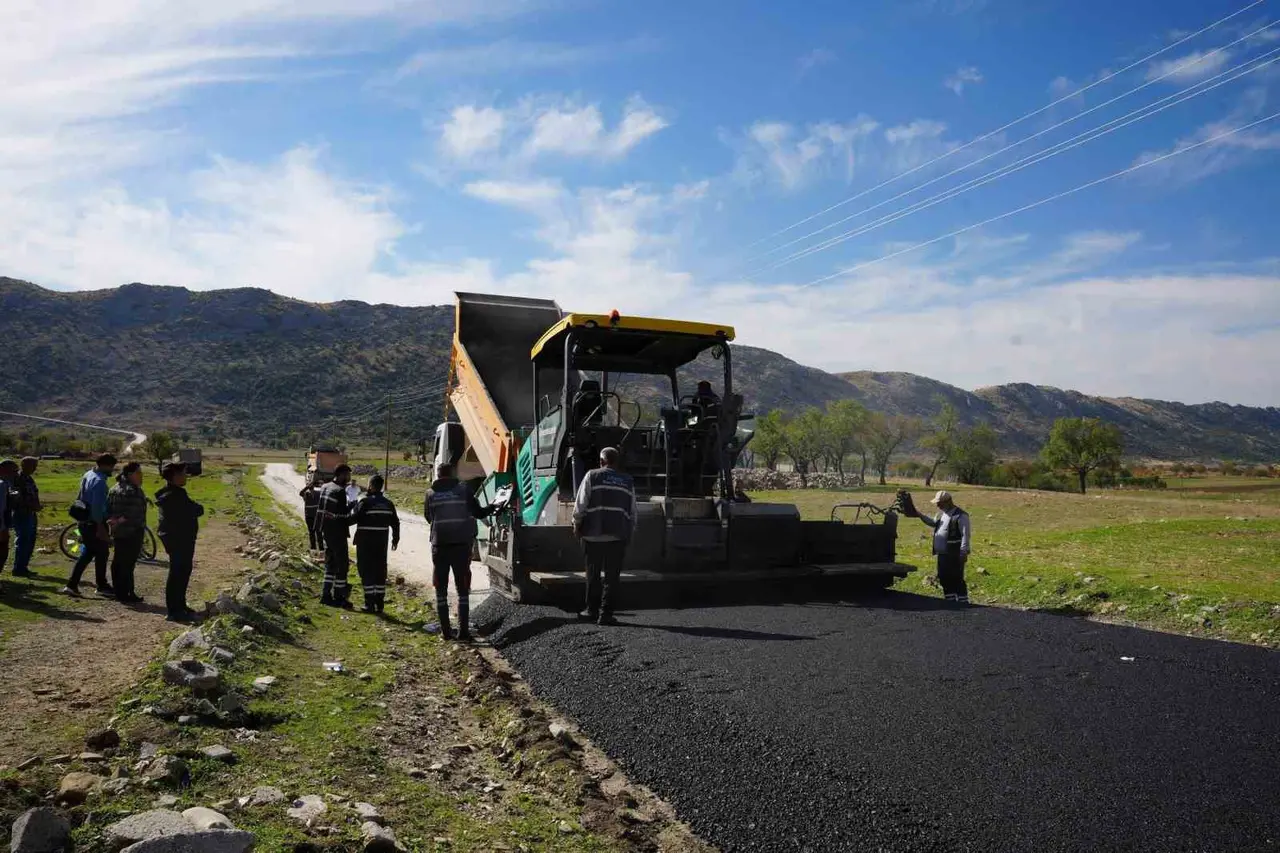 Hani ile Elazığ arasındaki bağlantı yolu sıcak asfaltla yenilendi