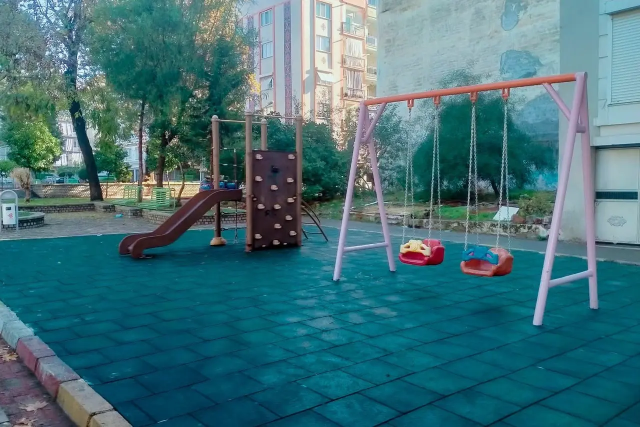 Efeler’de çocuk oyun alanları yenileniyor