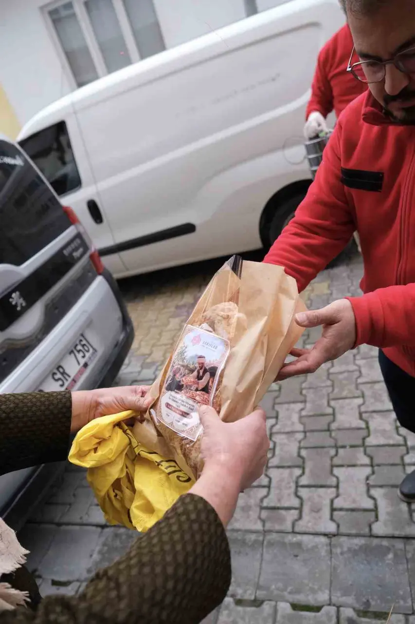 Kütahya’da ihtiyaç sahiplerine sıcak pide dağıtıldı