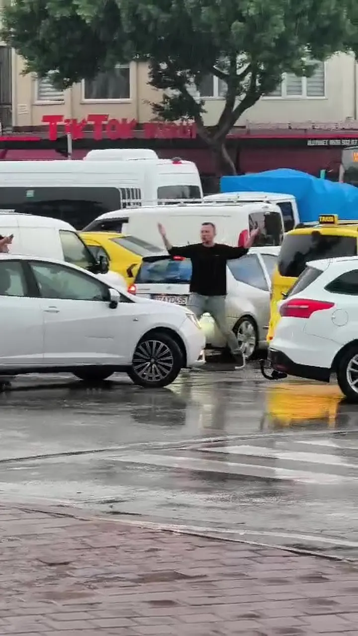 Trafik kilitlendi, sıkışan trafiği açmak için vatandaşlar devreye girdi