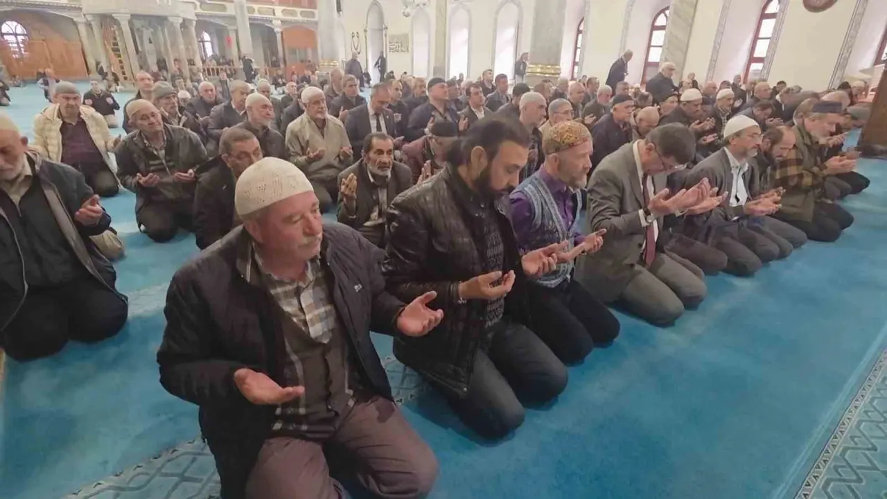 Kütahya’nın duayen çini sanatçısı Hamza Üstünkaya vefatının birinci yılında dualarla anıldı