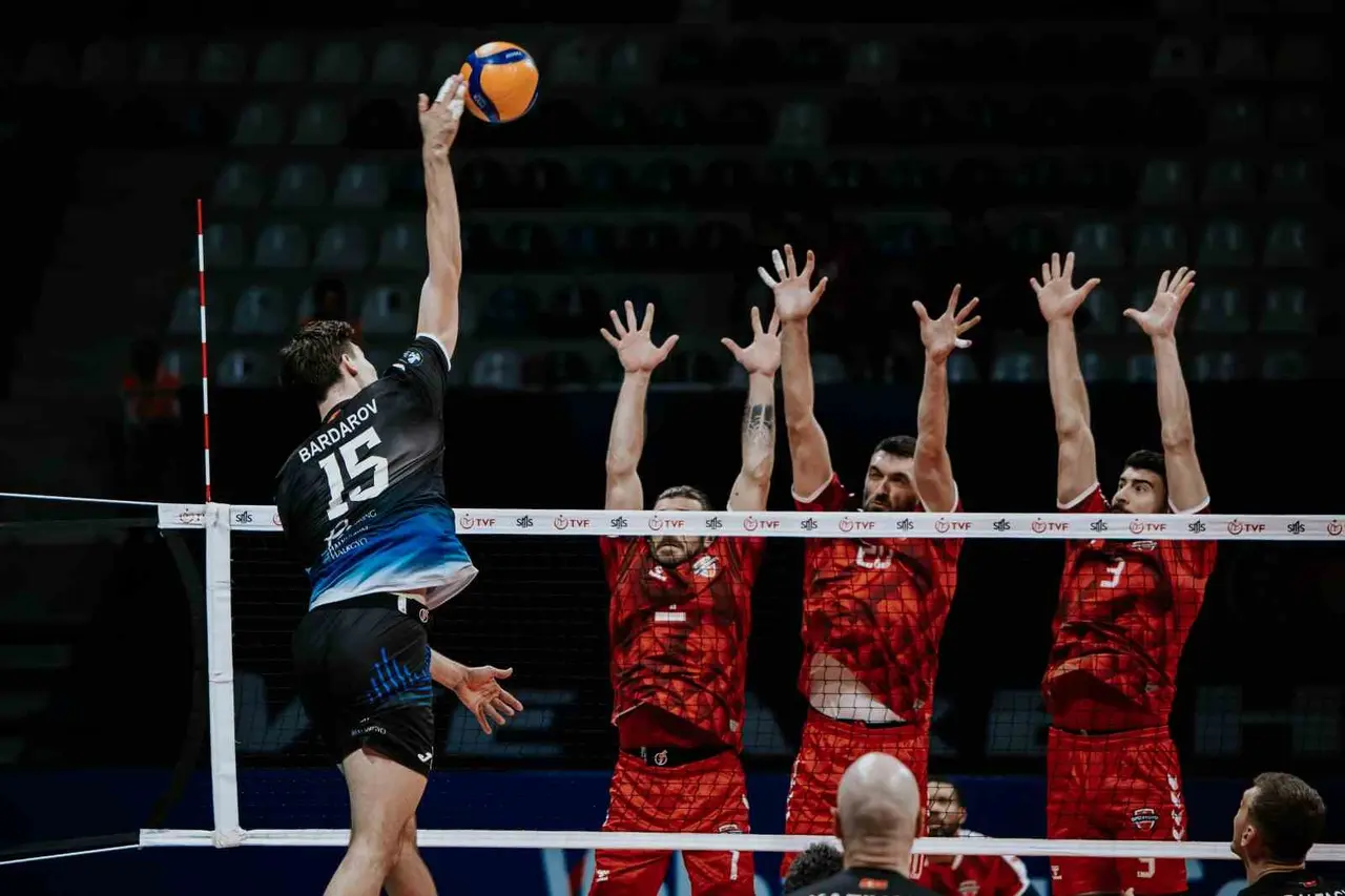 Efeler Ligi: Spor Toto: 2 - Halkbank: 3