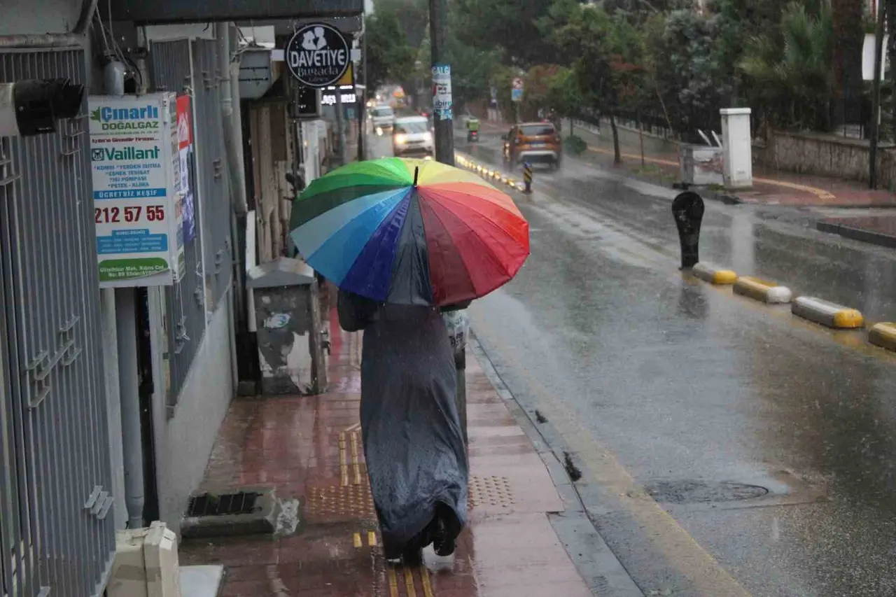 Aydın’da sağanak yağış başladı