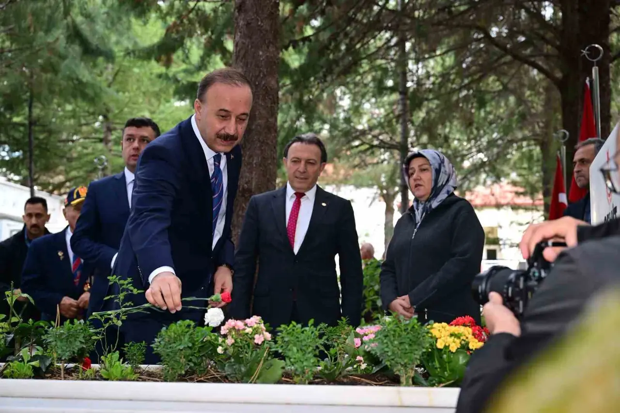 Isparta’da 29 Ekim Cumhuriyet Bayramı kutlamaları çelenk töreniyle başladı