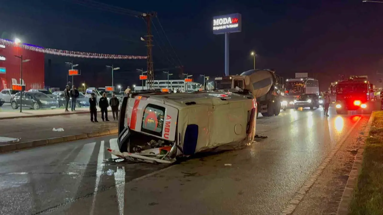 Çorum’da ambulans ile otomobil çarpıştı: 6 yaralı