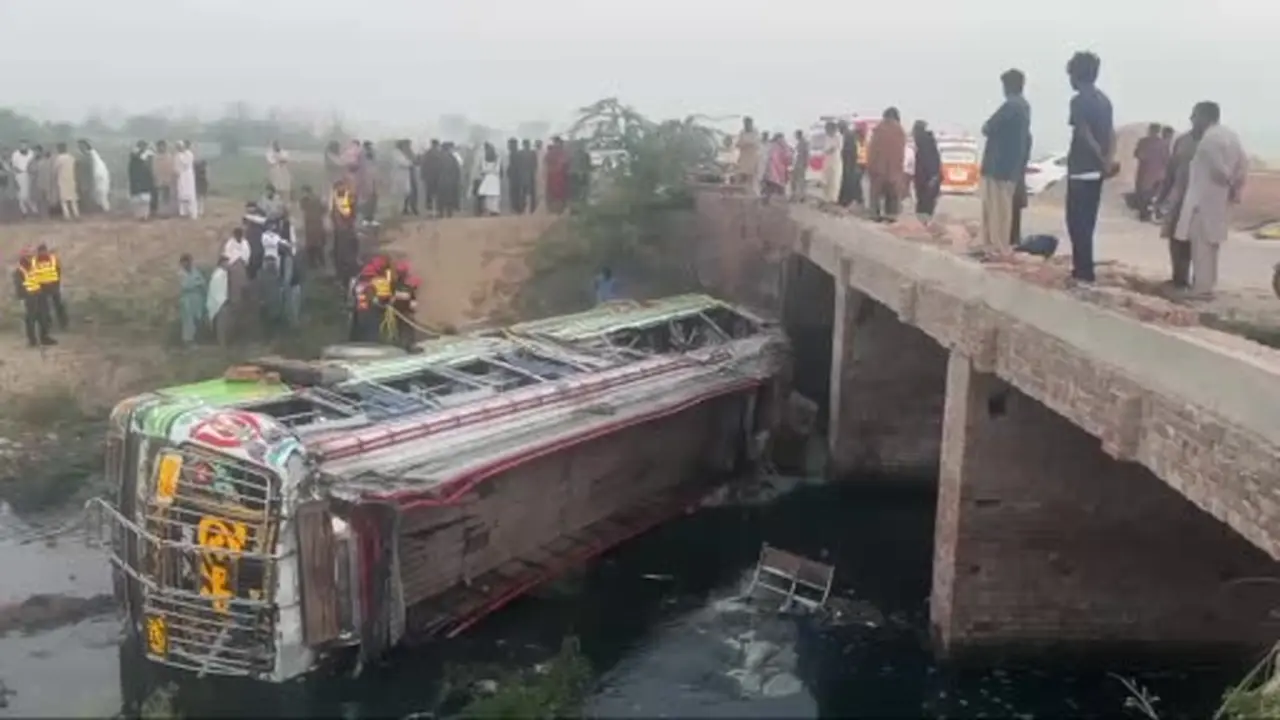Pakistan’da otobüs şarampole yuvarlandı: 5 ölü, 27 yaralı
