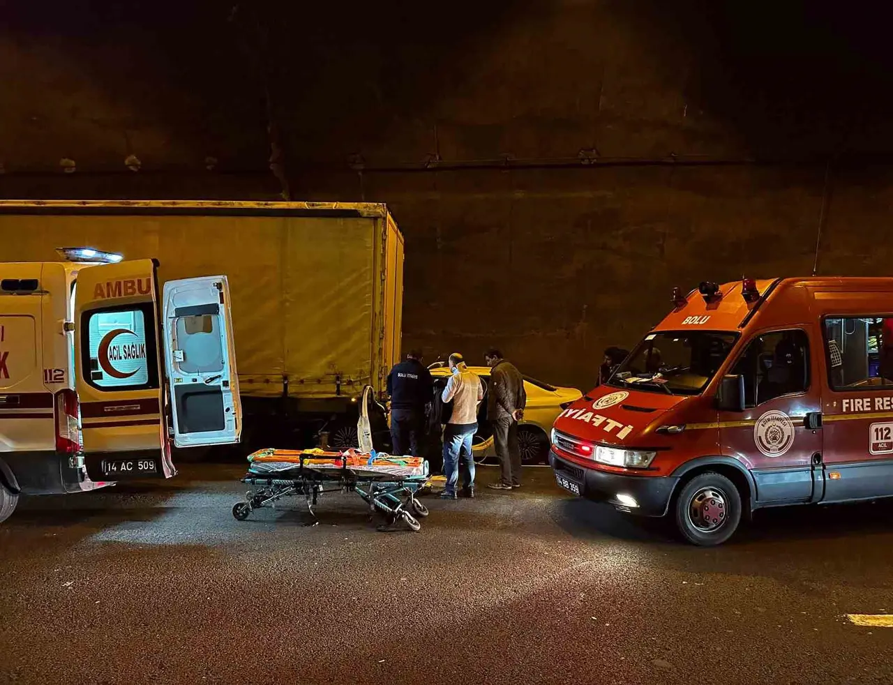 Bolu Dağı Tüneli’nde otomobil tıra ok gibi saplandı: Baba ve oğlu yaralandı