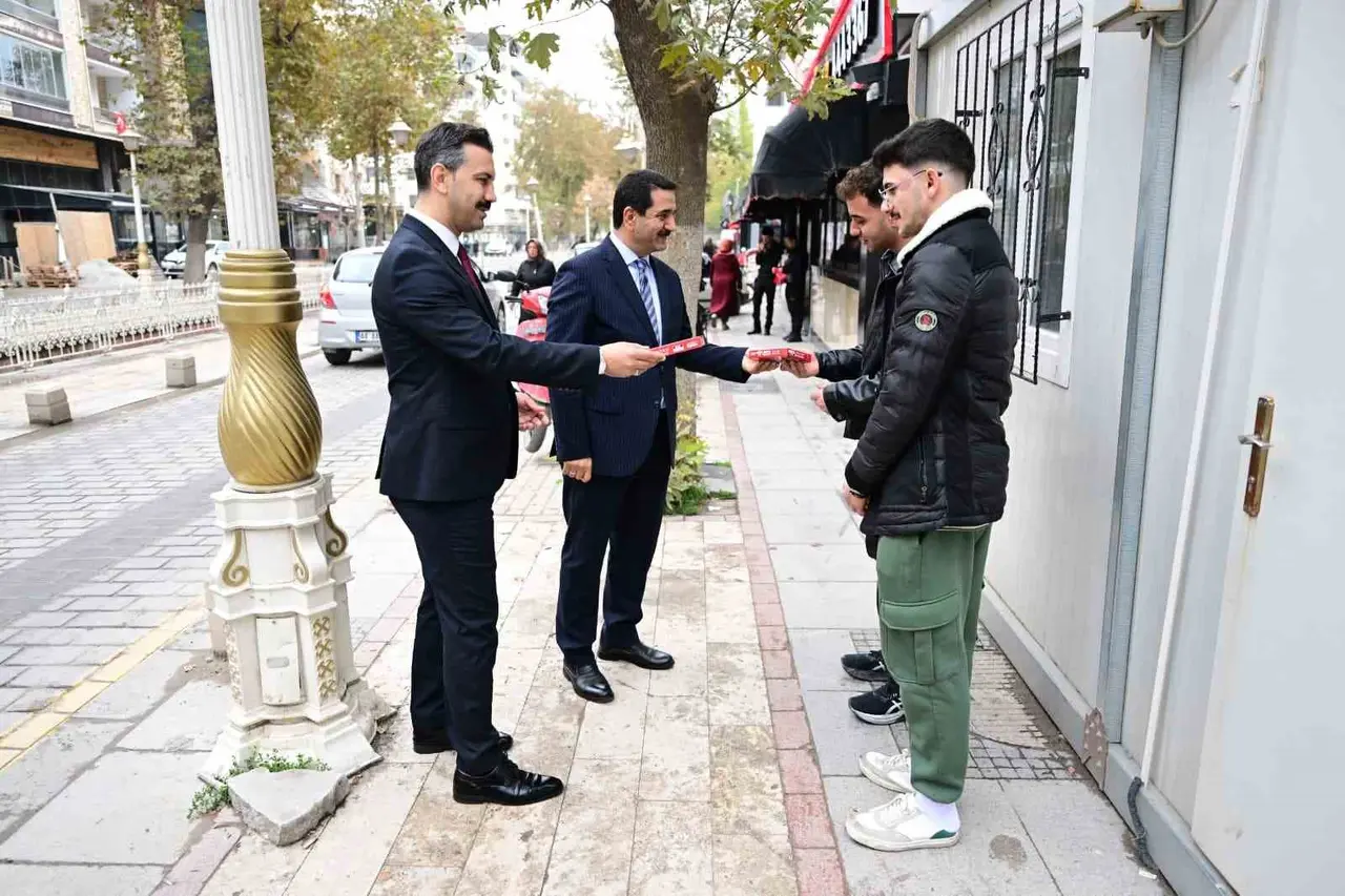 Başkan Taşkın’dan vatandaşlara Türk bayrağı hediyesi