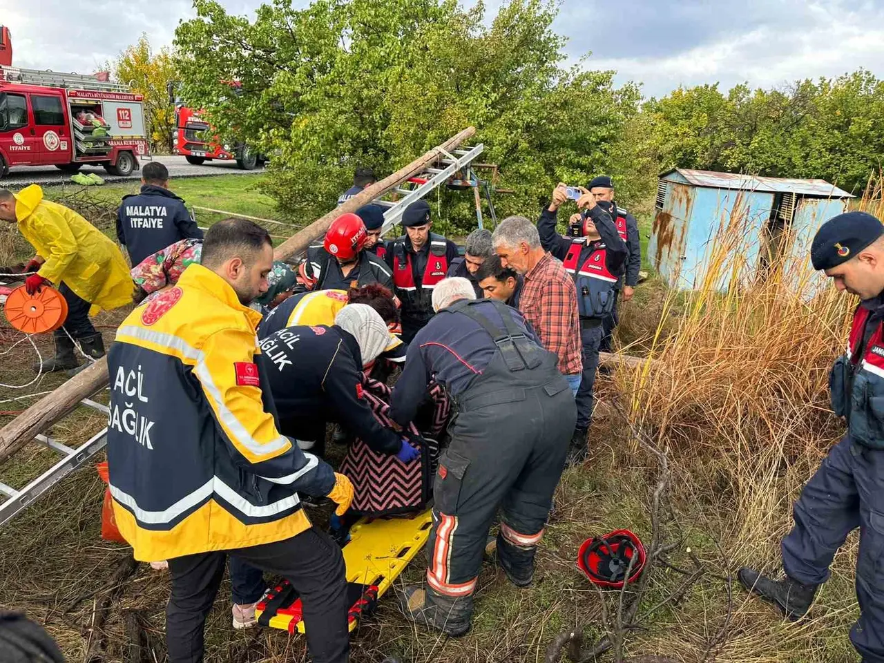 Malatya’da 25 metrelik kuyuya düşen genç kurtarıldı