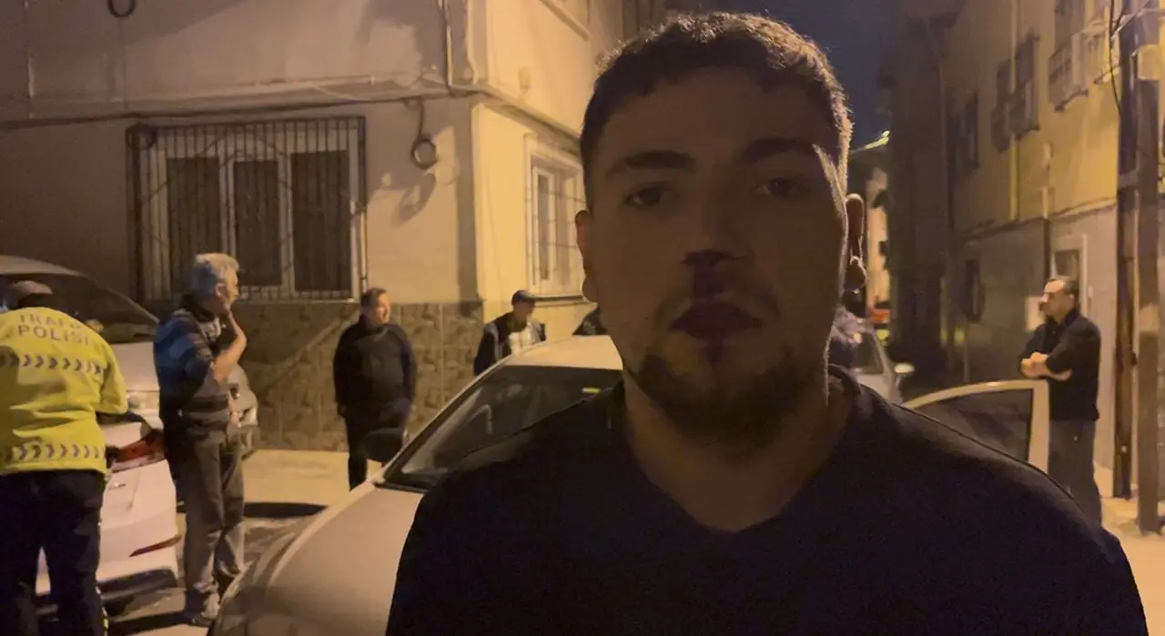 Bursa’da önce otomobille kovaladı, kaza yaptırdı... Kaldırım taşıyla peşine düştü