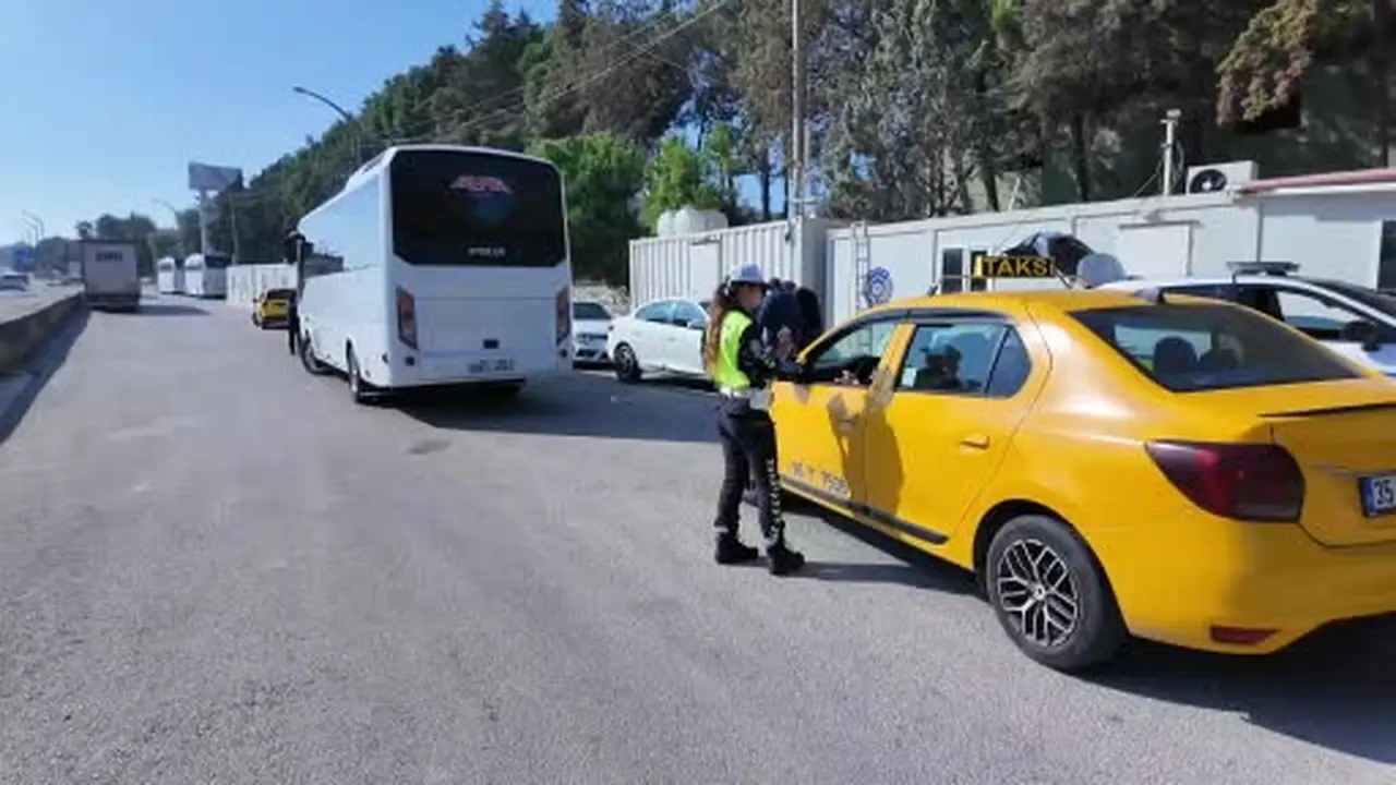 Kuşadası’nda turist taşıyan araçlara sıkı denetim