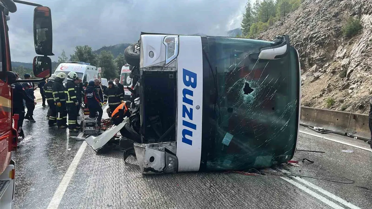 Isparta-Antalya kara yolunda yolcu otobüsü devrildi: 1 ölü, 7 yaralı