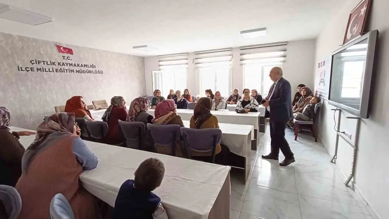 Niğde Halk Eğitimi Merkezi, Erasmus+ deneyimlerini Çiftlik’te paylaştı