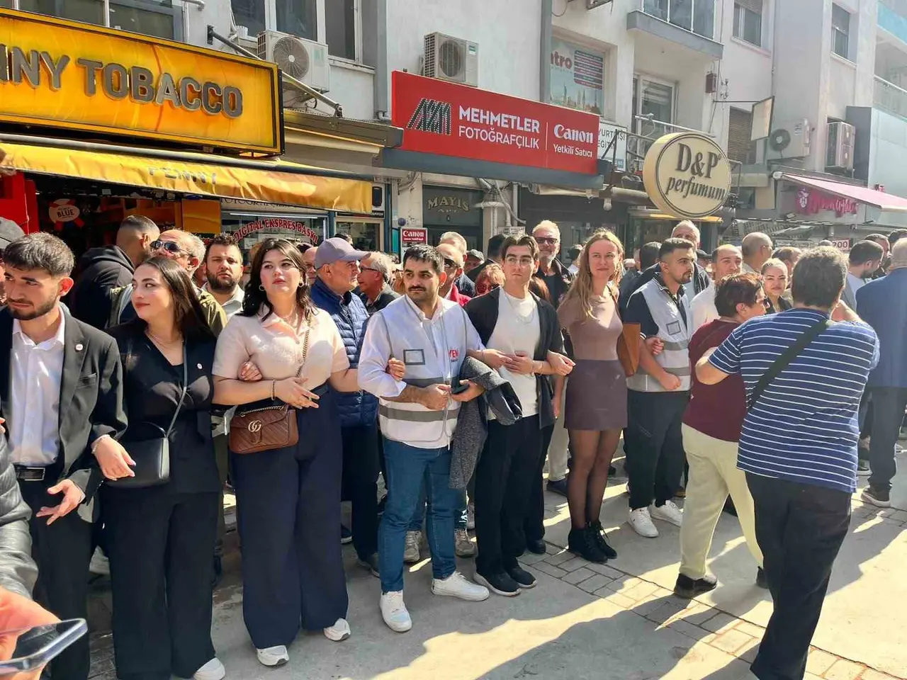 Gazetecilerin eyleminde gazetecilere Yeni Partililerden engel