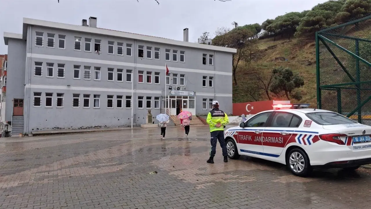 Balıkesir jandarmadan okul çevrelerinde denetim